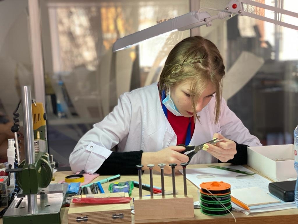 Профессии с физикой для девушек. Молодые учительницы. Профессии с физикой для девушек. Физика математика специальности. Инженер нефтяник профессия.